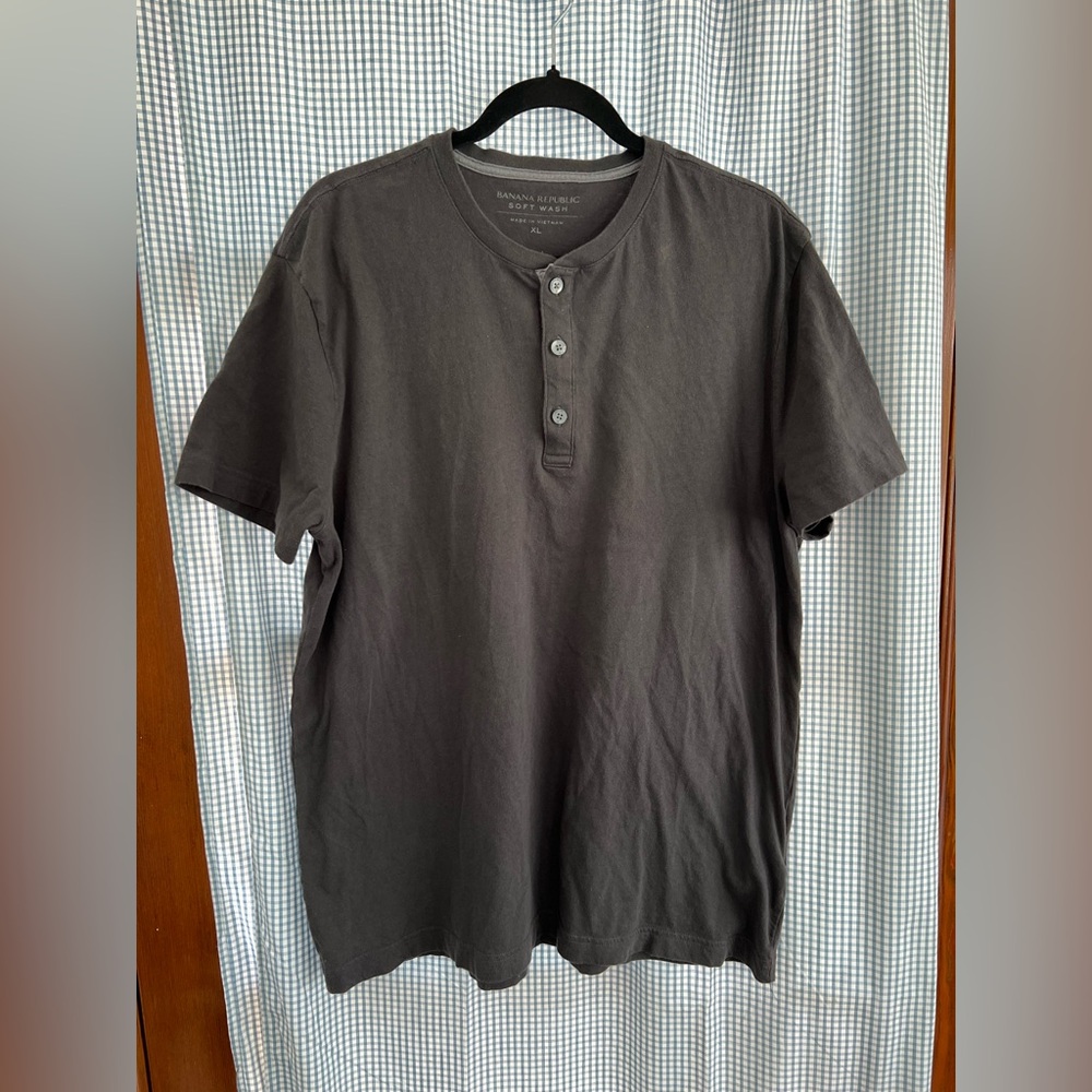 Banana Republic Men's Grey Henley Short Sleeve Shirt